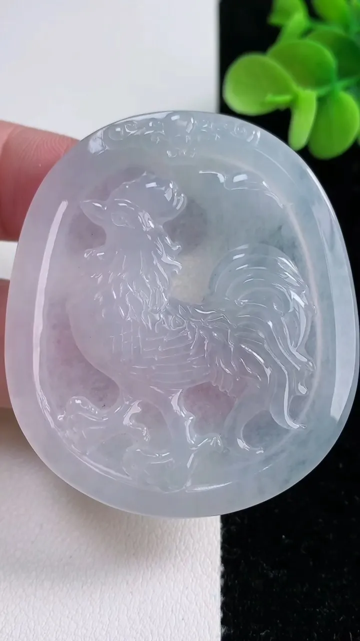 天然A货翡翠生肖鸡吊坠，尺寸53.4-46.5-3.3，重量:22.23g
12月14日