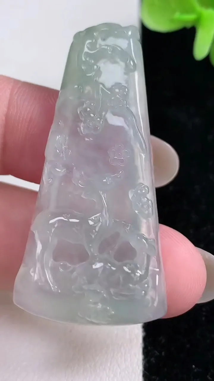 天然A货翡翠梅花鹿吊坠，尺寸48.6-23.6-6.4，重量:12.59g
12月14日