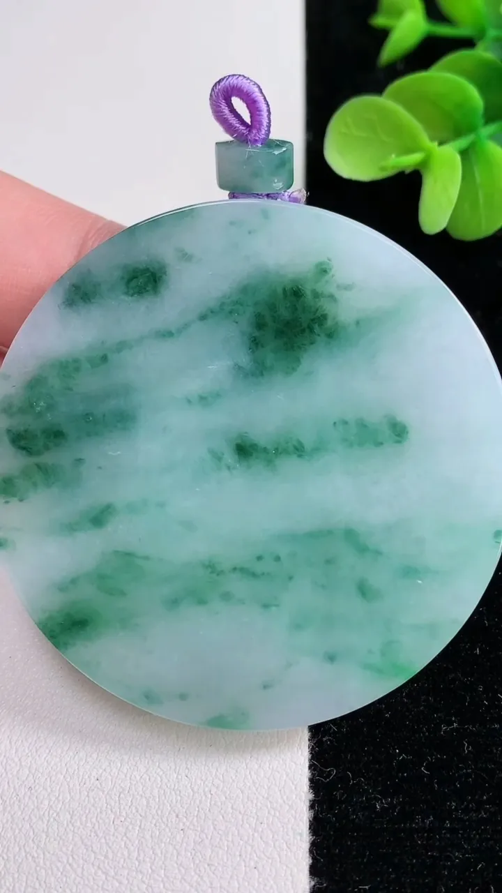 天然A货翡翠飘花无事牌吊坠，尺寸54-5.5，重量:45.20g
12月14日