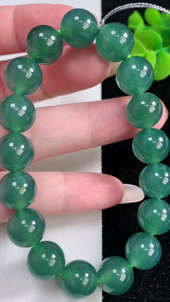 天然A货翡翠圆珠手串，尺寸11.3-17颗，重量:48.52g12月14日
工厂直销收藏佳品,种好水足，色泽均匀，有种有色，上手高大气！