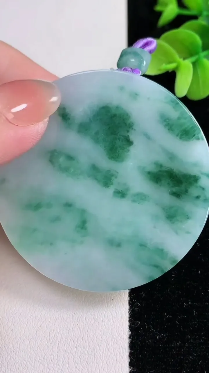 天然A货翡翠飘花无事牌吊坠，尺寸54-5.5，重量:45.20g
12月14日