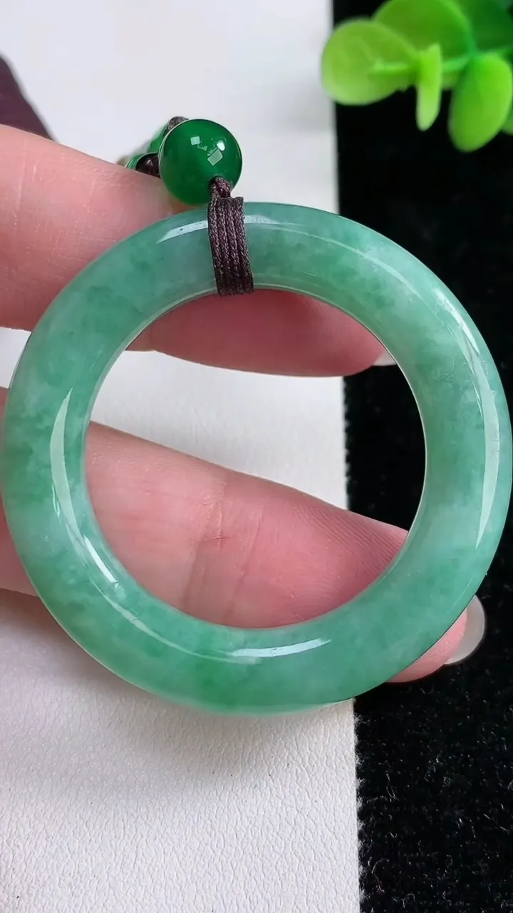 天然A货翡翠平安环吊坠，尺寸48.5-7.2，重:19.36g
12月14日