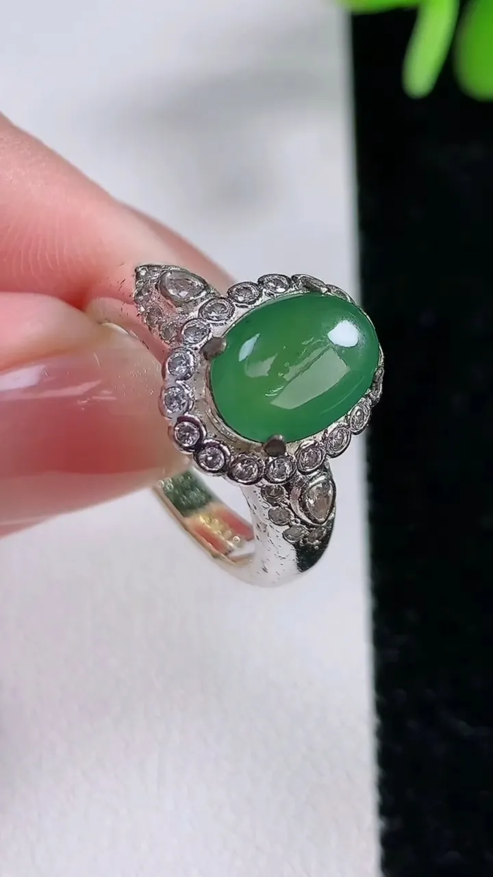 天然A货翡翠蛋面戒指，尺寸13-12，重:9.40g2025年12月14日
工厂直销收藏佳品,种好水