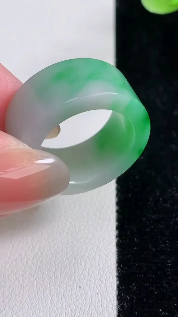 天然A货翡翠指环扳指，尺寸19.6-11.2-3.6，重量:12.00g2025年12月14日
工厂直销收藏佳品,种好水足，色泽均匀，有种有色，上手高大气！