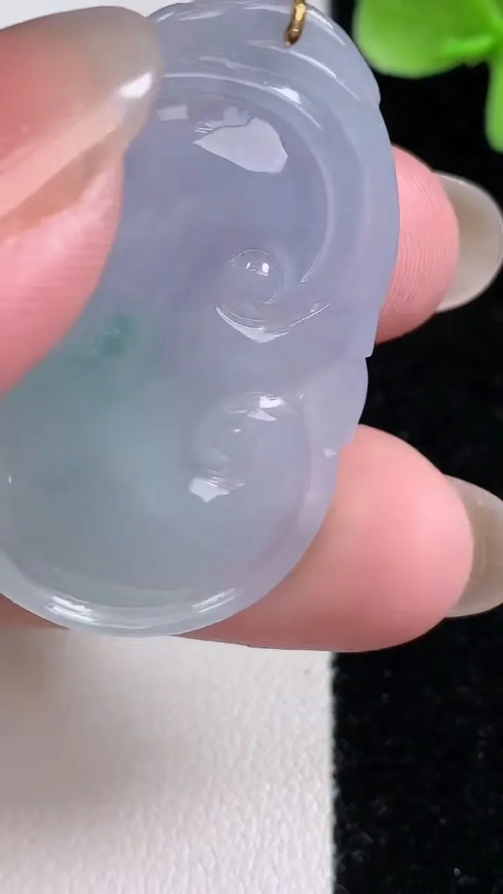 天然A货翡翠18K金紫罗兰飘花如意吊坠，尺寸40.5-24.6-5，重量:10.32g
12月14日