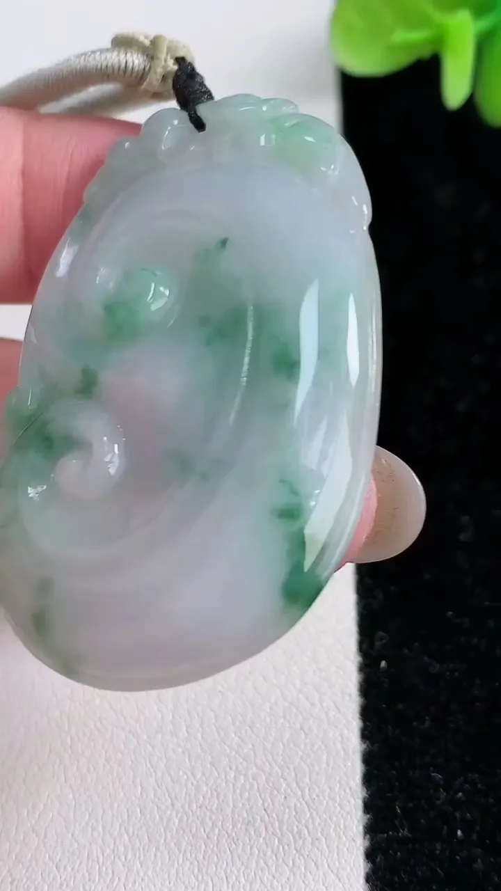 天然A货翡翠飘花如意吊坠，尺寸49-33.3-5，重:18.61g
12月14日