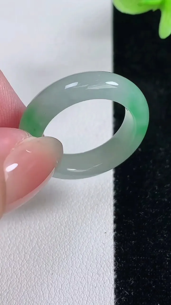 天然A货翡翠指环戒指，尺寸19.5-5.8-4，重量:5.59g2025年12月14日
工厂直销收藏佳品,种好水足，色泽均匀，有种有色，上手高大气！