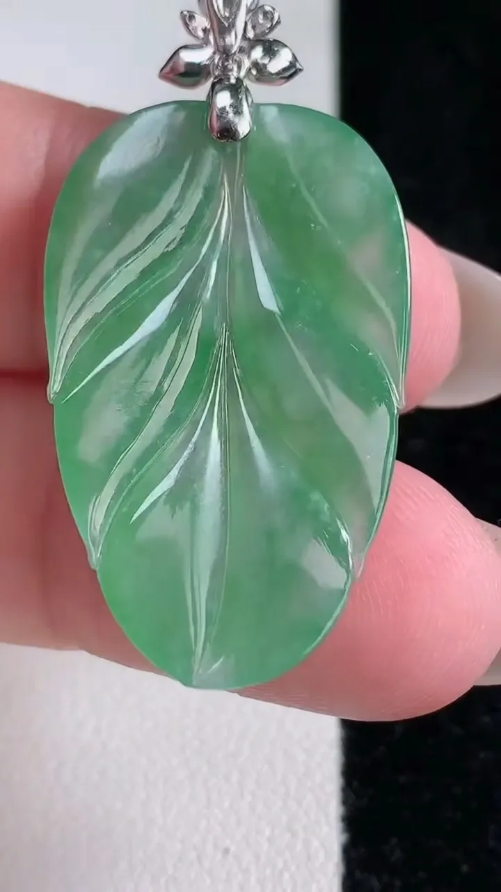 天然A货翡翠金枝玉叶 叶子吊坠，尺寸32.7-20.2-3.5，重量:5.38g
12月14日