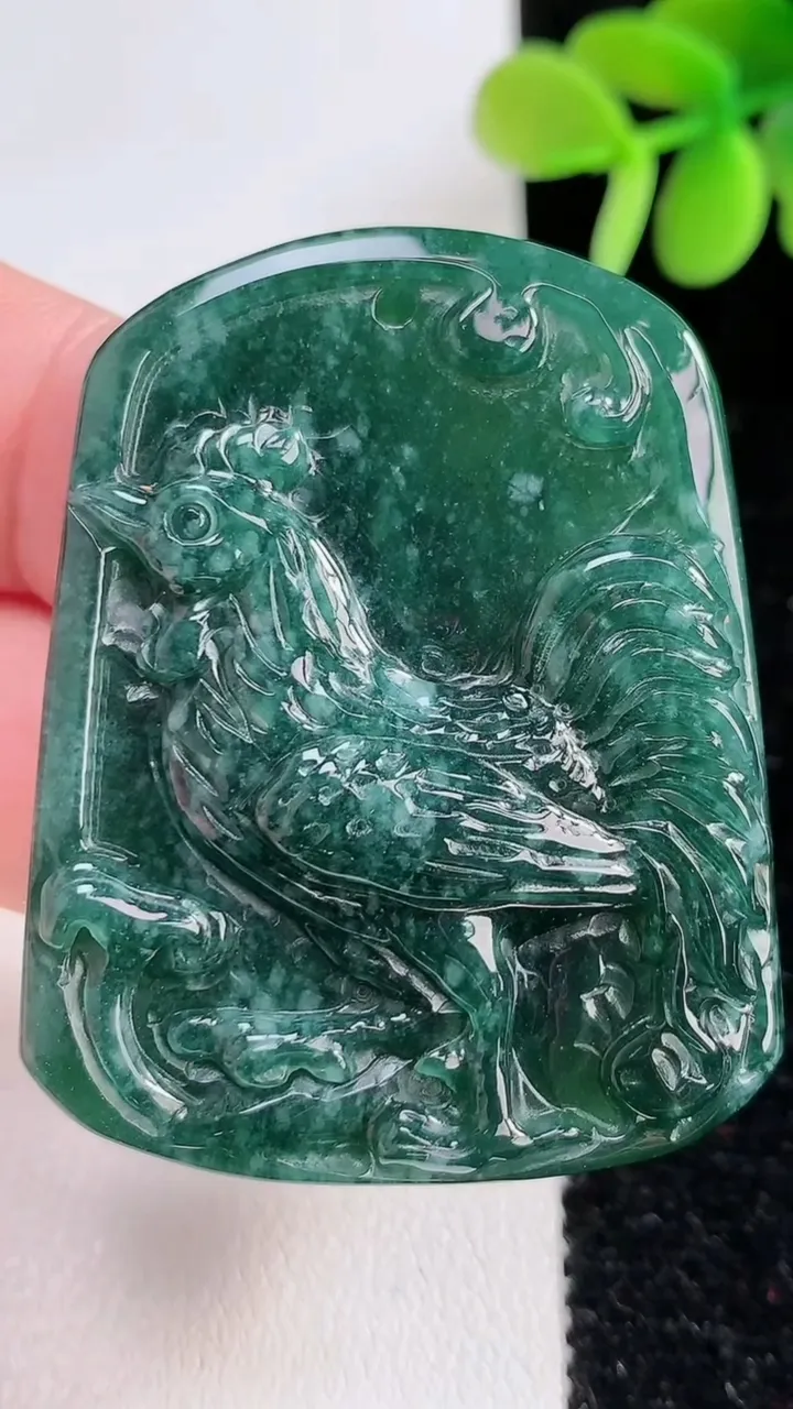 天然A货翡翠生肖鸡吊坠，尺寸48.6-38.2-8.5，重:28.96g
12月14日