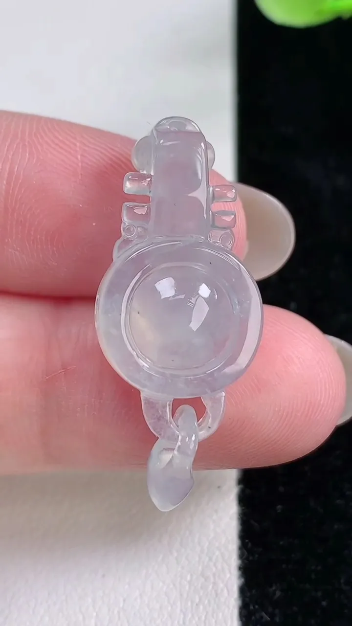 天然A货翡翠琵琶吊坠，尺寸27.8-14-5.7，重量:4.09g
212月14日