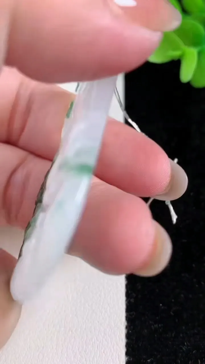 天然A货翡翠冰种飘花一念之间吊坠，尺寸60-41.2-4，重量:25.98g
12月14日