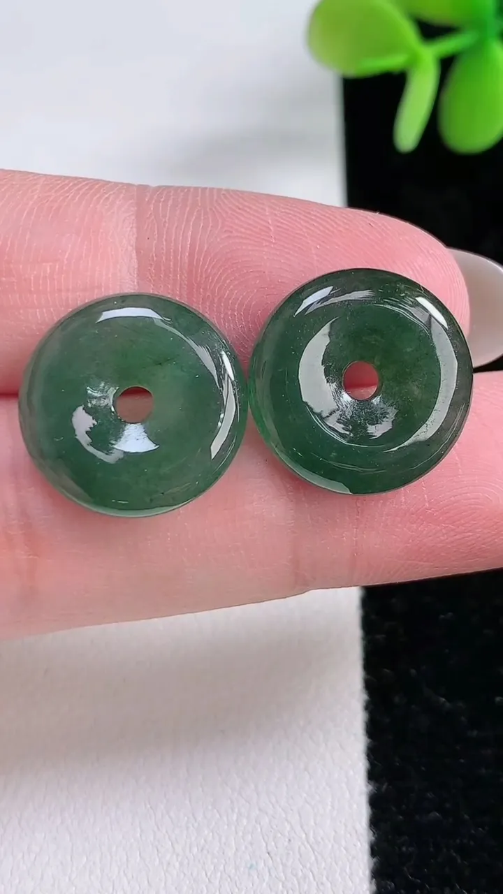 天然A货翡翠平安扣吊坠一对，尺寸16.5-3.7，重:2.39g
12月14日