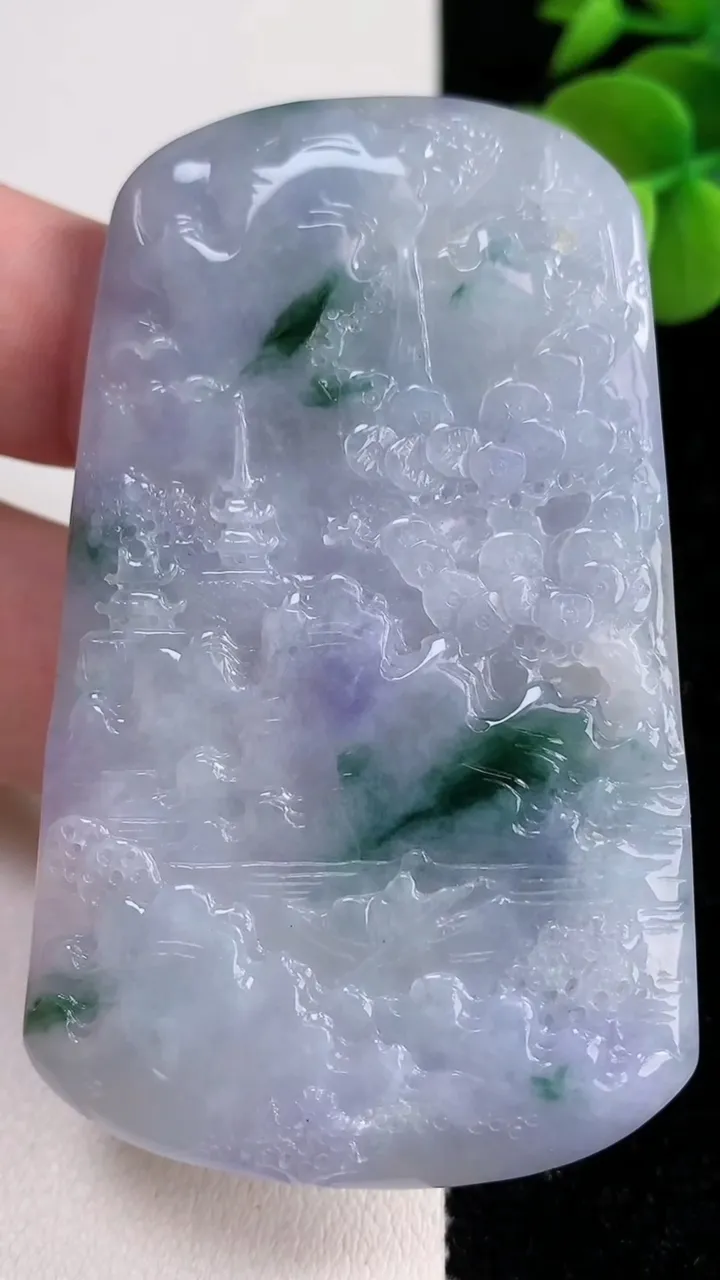 天然A货翡翠牌吊坠，尺寸68-41-4.8，重量:36.93g
12月14日