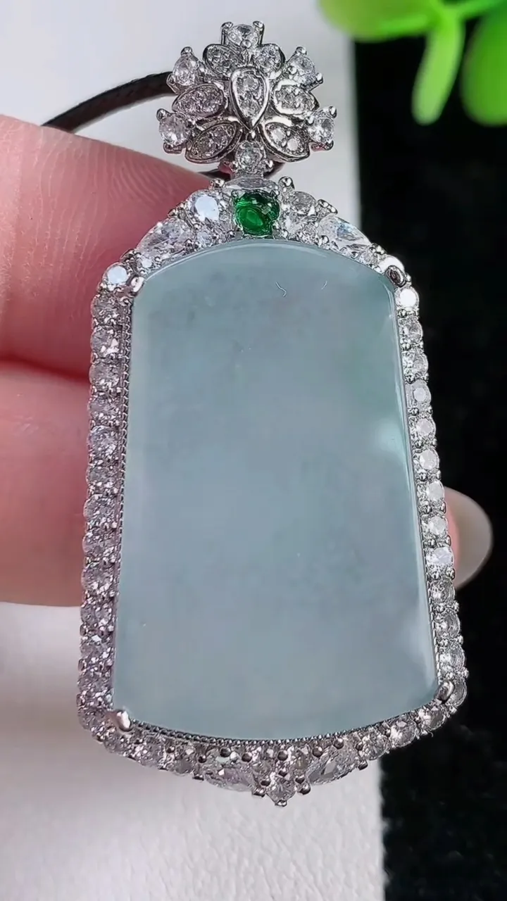 天然A货翡翠无事牌吊坠，尺寸51.5-25.5-10.7，重:16.77g
12月14日