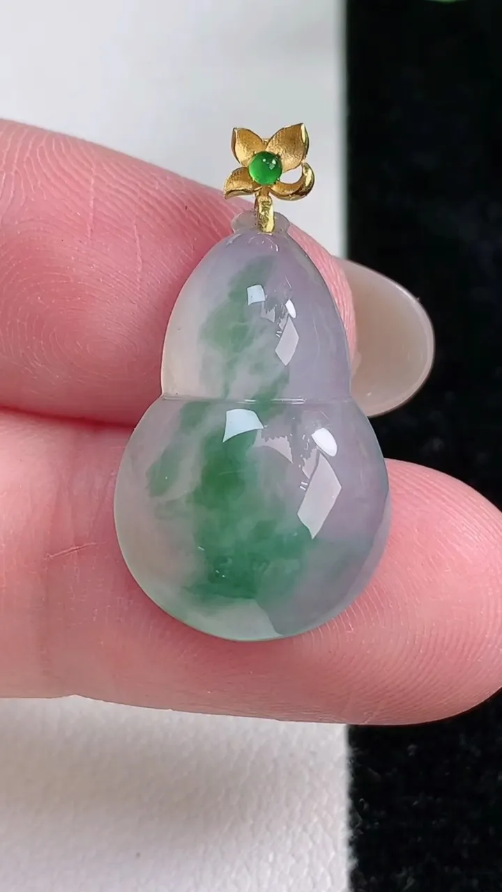 天然A货翡翠种飘花葫芦吊坠，尺寸23.2-15-5.2，重量:3.28g
12月14日