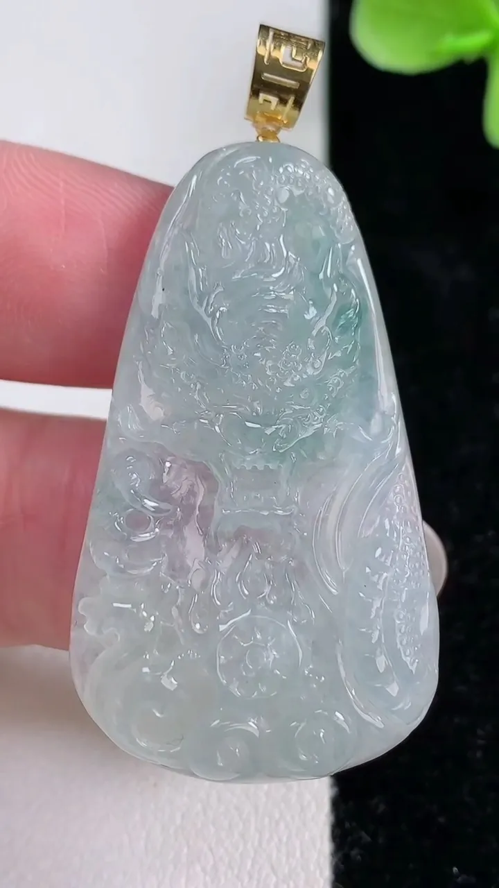 天然A货翡翠种飘花龙牌吊坠，尺寸42-24-5.5，重量:11.86g
12月14日