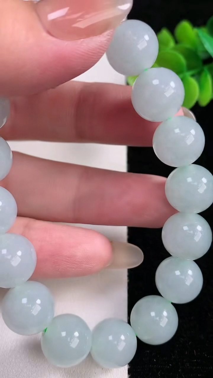 天然A货翡翠圆珠手串，尺寸11.7-17颗，重量:56.88g12月14日
工厂直销收藏佳品,种好水足，色泽均匀，有种有色，上手高大气！