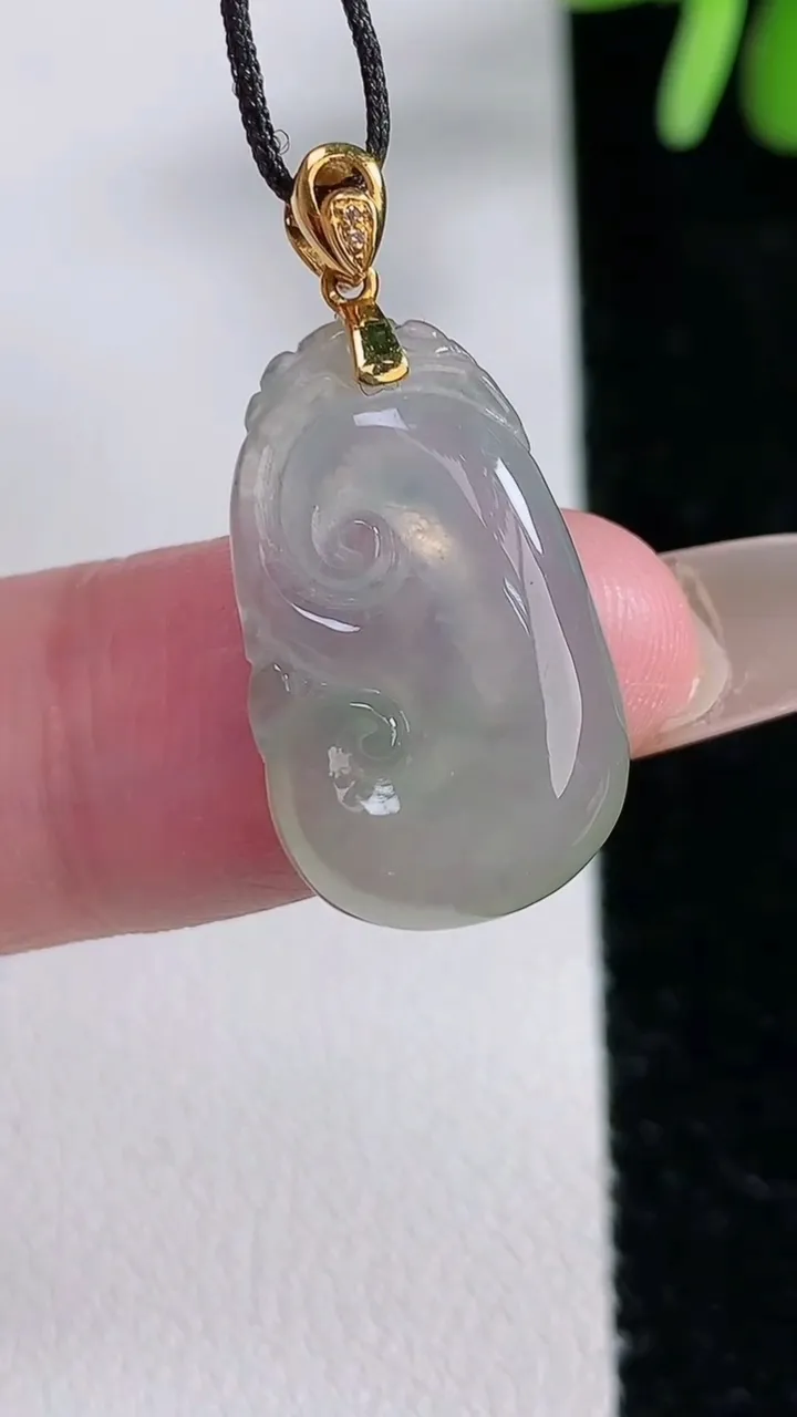 天然A货翡翠如意吊坠，尺寸22-13.3-4.5，重:2.53g
12月14日