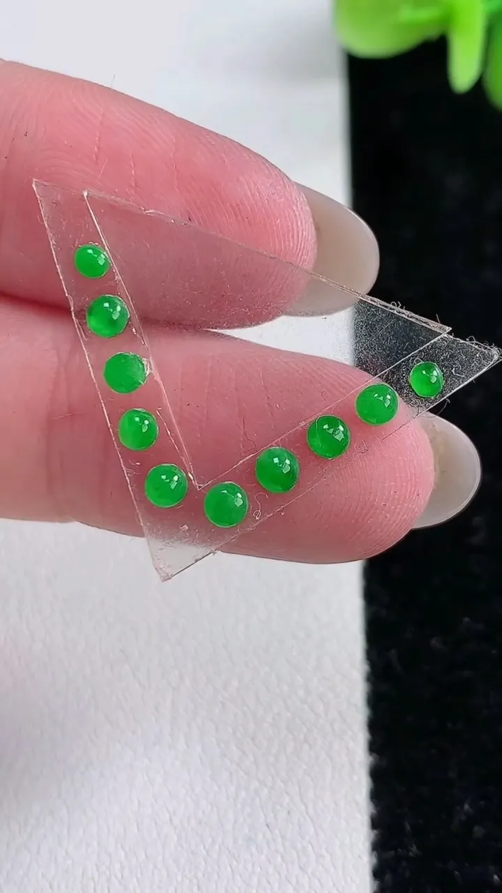 天然A货翡翠蛋面镶嵌件一手，尺寸3，重:0.47g
12月14日