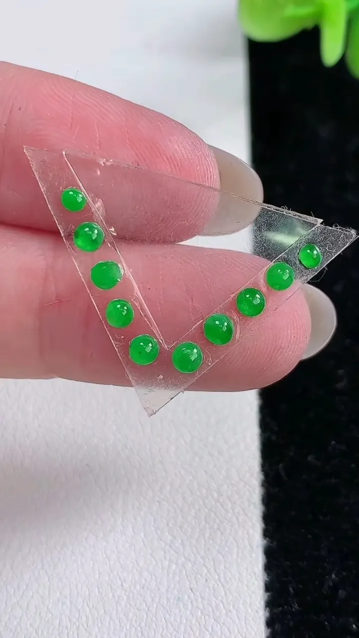 天然A货翡翠蛋面镶嵌件一手，尺寸3，重:0.47g
12月14日