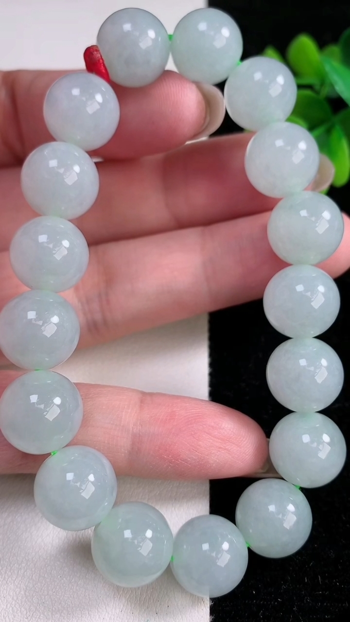 天然A货翡翠圆珠手串，尺寸11.7-17颗，重量:56.88g12月14日
工厂直销收藏佳品,种好水足，色泽均匀，有种有色，上手高大气！