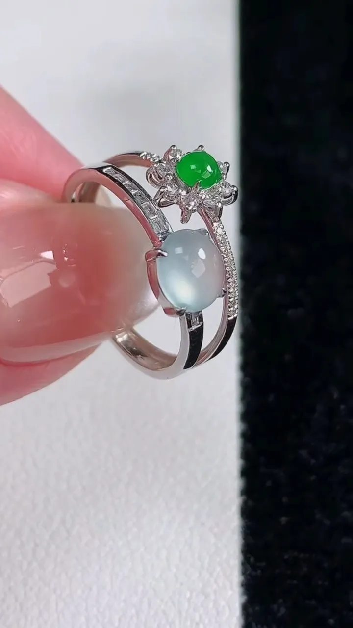 天然A货翡翠蛋面戒指，尺寸17.6-6-5.5-3.8，重量:2.20g2025年12月14日
工厂直销收藏佳品,种好水足，色泽均匀，有种有色，上手高大气！