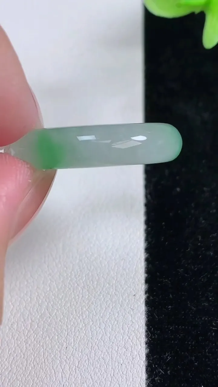 天然A货翡翠指环戒指，尺寸19.5-5.8-4，重量:5.59g2025年12月14日
工厂直销收藏佳品,种好水足，色泽均匀，有种有色，上手高大气！