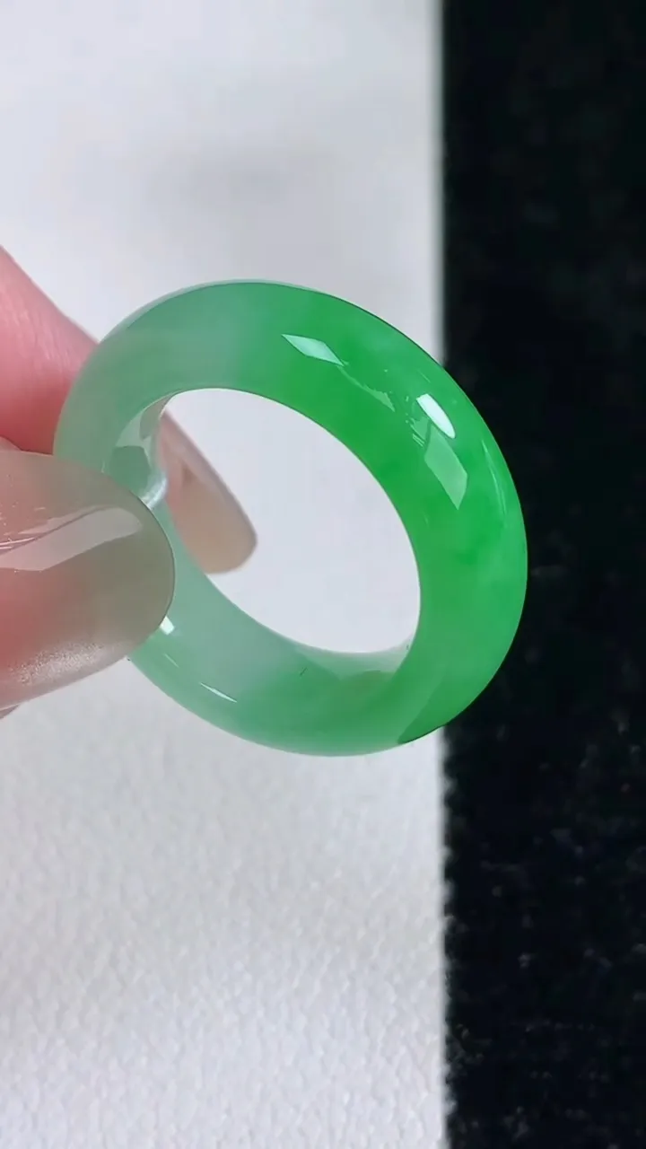 天然A货翡翠指环戒指，尺寸15.3-5.8-3.6，重量:3.93g2025年12月14日
工厂直销收藏佳品,种好水足，色泽均匀，有种有色，上手高大气！