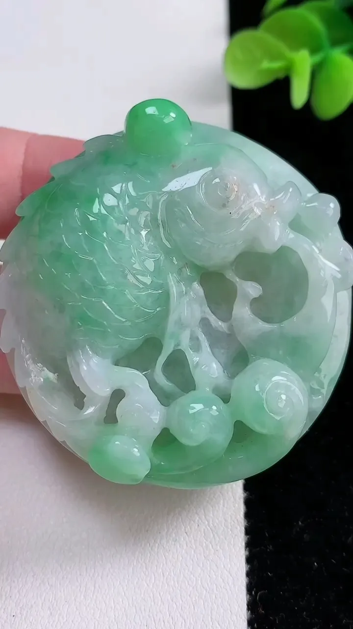 天然A货翡翠年年有余吊坠，尺寸50.8-15，重:62.69g
12月14日