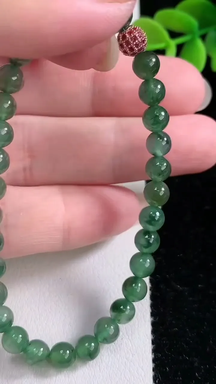 天然A货翡翠圆珠手串，尺寸5.7-32颗，重:11.02g12月14日
工厂直销收藏佳品,种好水足，色泽均匀，有种有色，上手高大气！
