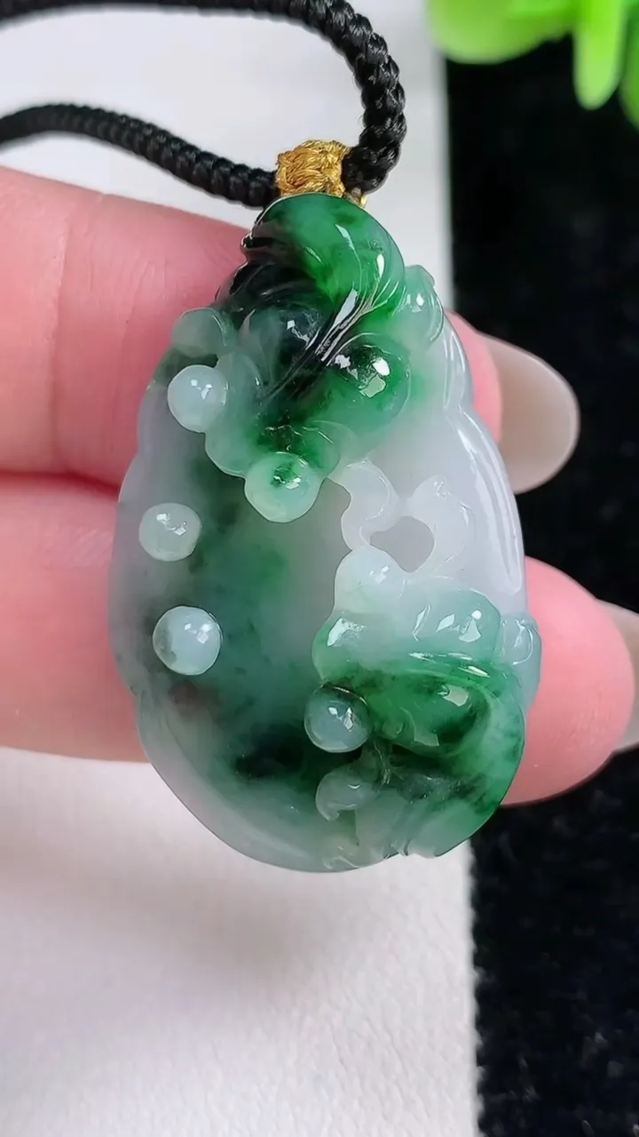 天然A货翡翠年年有余吊坠，尺寸37-23.8-10.2，重:11.36g
12月14日