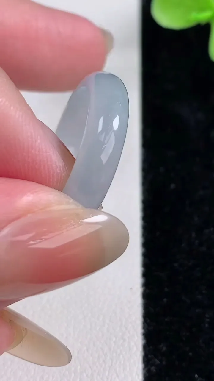 天然A货翡翠紫罗兰指环戒指，尺寸17.8-5.3-3.4，重量:4.02g2025年12月14日
工厂直销收藏佳品,种好水足，色泽均匀，有种有色，上手高大气！