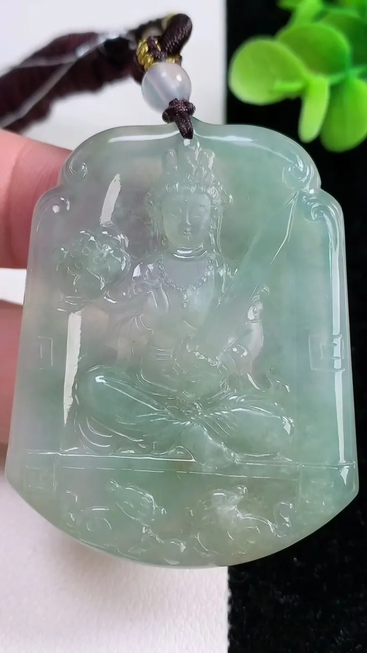 天然A货翡翠虚空藏菩萨吊坠，尺寸52-41-4.8，重量:29.48g
12月14日