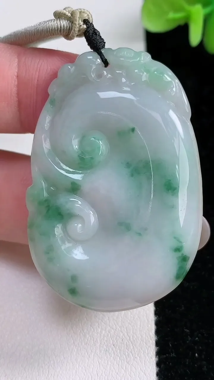 天然A货翡翠飘花如意吊坠，尺寸49-33.3-5，重:18.61g
12月14日