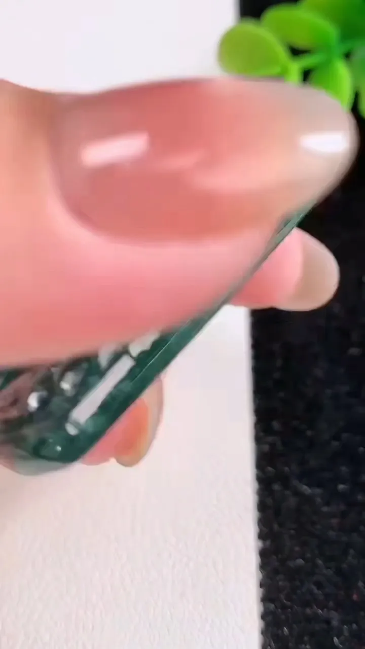 天然A货翡翠生肖鸡吊坠，尺寸48.6-38.2-8.5，重:28.96g
12月14日