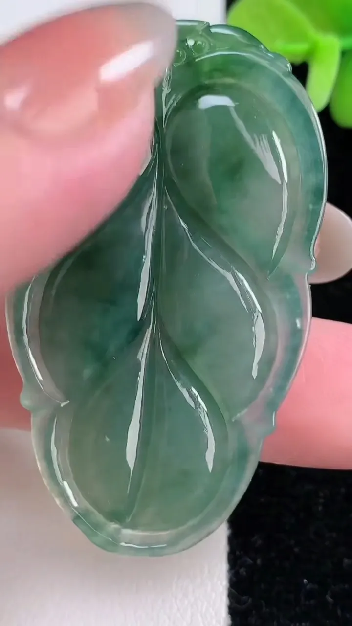 天然A货翡翠金枝玉叶 叶子吊坠，尺寸53-31.6-5.8，重量:17.58g
12月14日