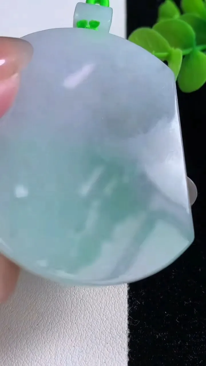 天然A货翡翠无事牌吊坠，尺寸54.5-41.5-5.2，重量:38.33g
12月14日