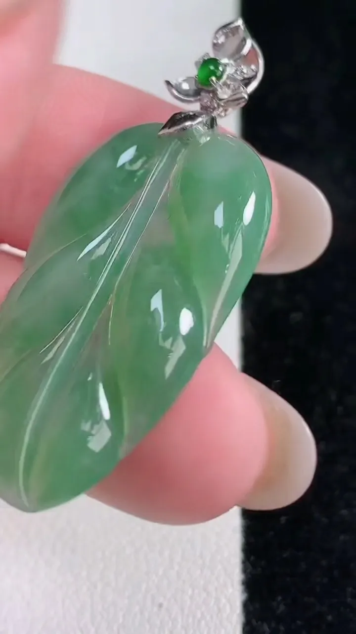 天然A货翡翠金枝玉叶 叶子吊坠，尺寸32.7-20.2-3.5，重量:5.38g
12月14日
