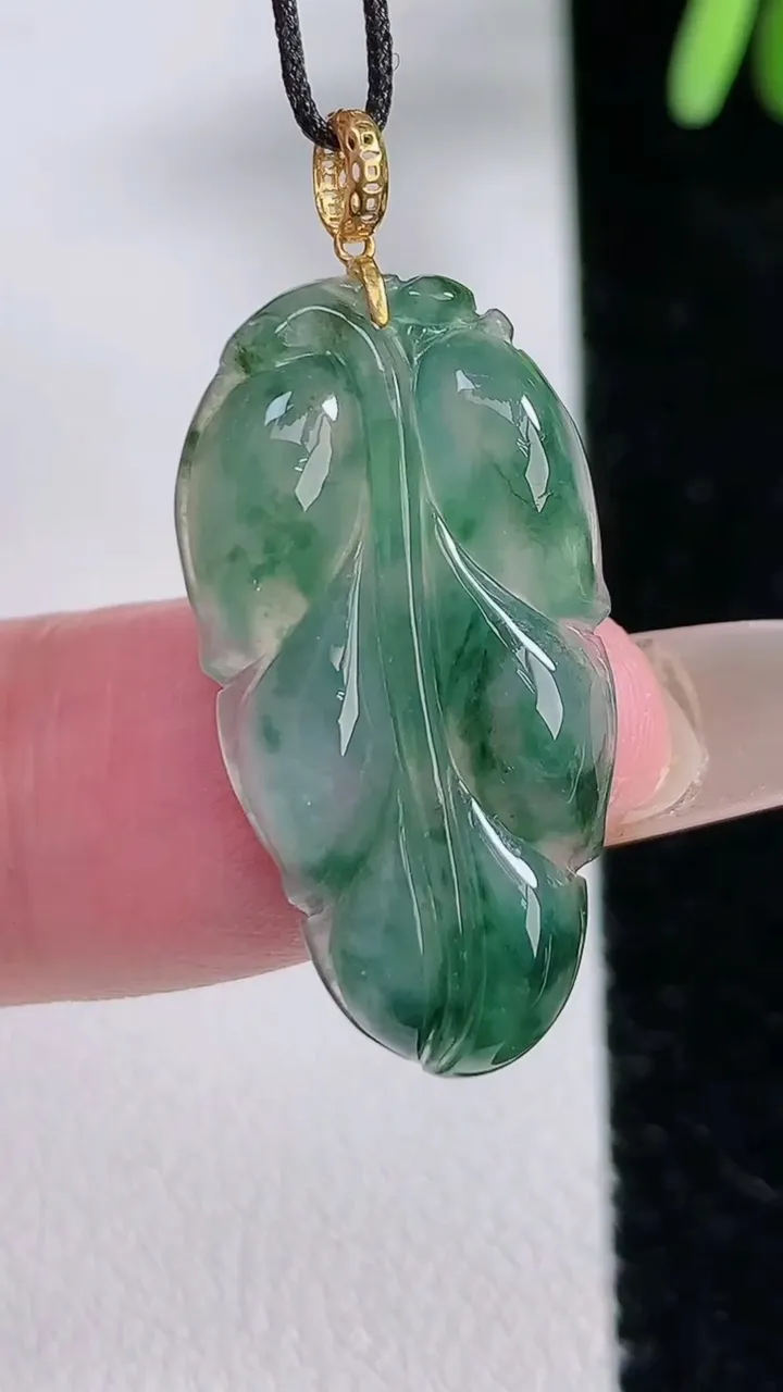 天然A货翡翠种飘花金枝玉叶 叶子吊坠，尺寸27.8-14.5-4.2，重:2.97g
12月14日