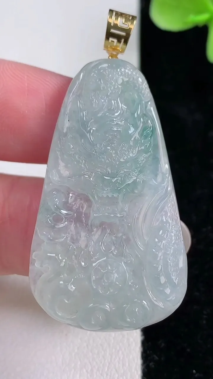 天然A货翡翠种飘花龙牌吊坠，尺寸42-24-5.5，重量:11.86g
12月14日