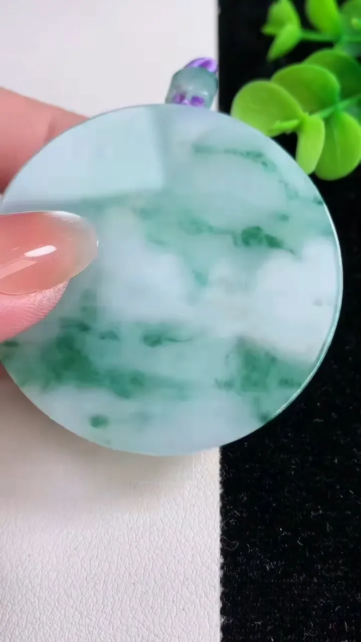 天然A货翡翠飘花无事牌吊坠，尺寸54-5.4，重量:45.34g
12月14日