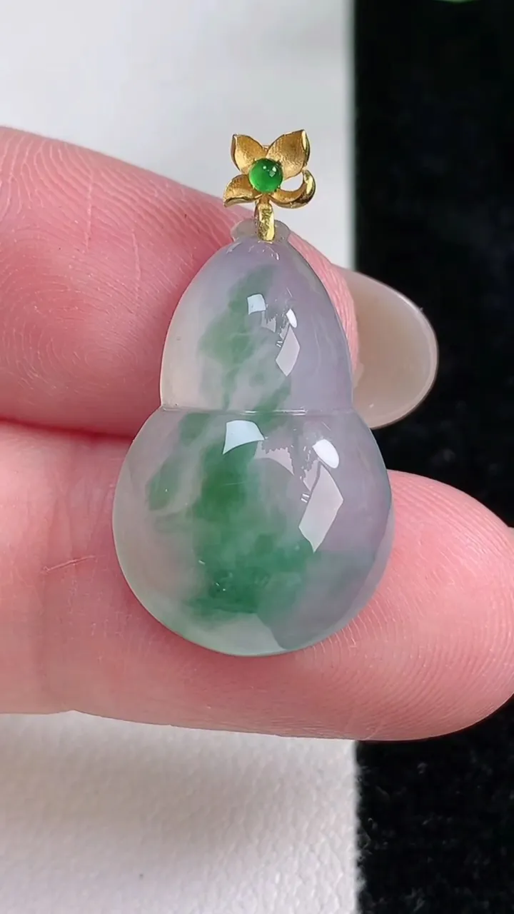 天然A货翡翠种飘花葫芦吊坠，尺寸23.2-15-5.2，重量:3.28g
12月14日