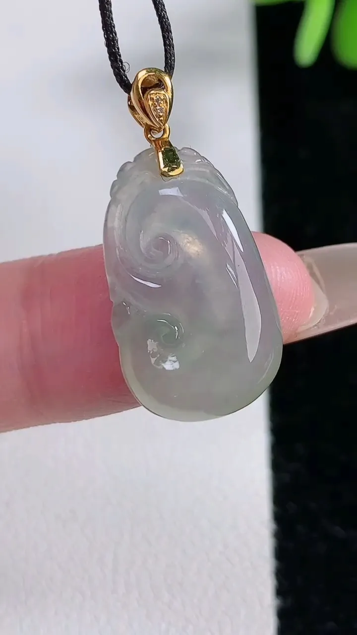 天然A货翡翠如意吊坠，尺寸22-13.3-4.5，重:2.53g
12月14日