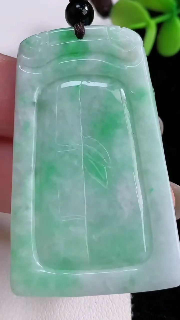 天然A货翡翠山水牌吊坠，尺寸55.8-35.5-5.8，重:25.04g
12月14日