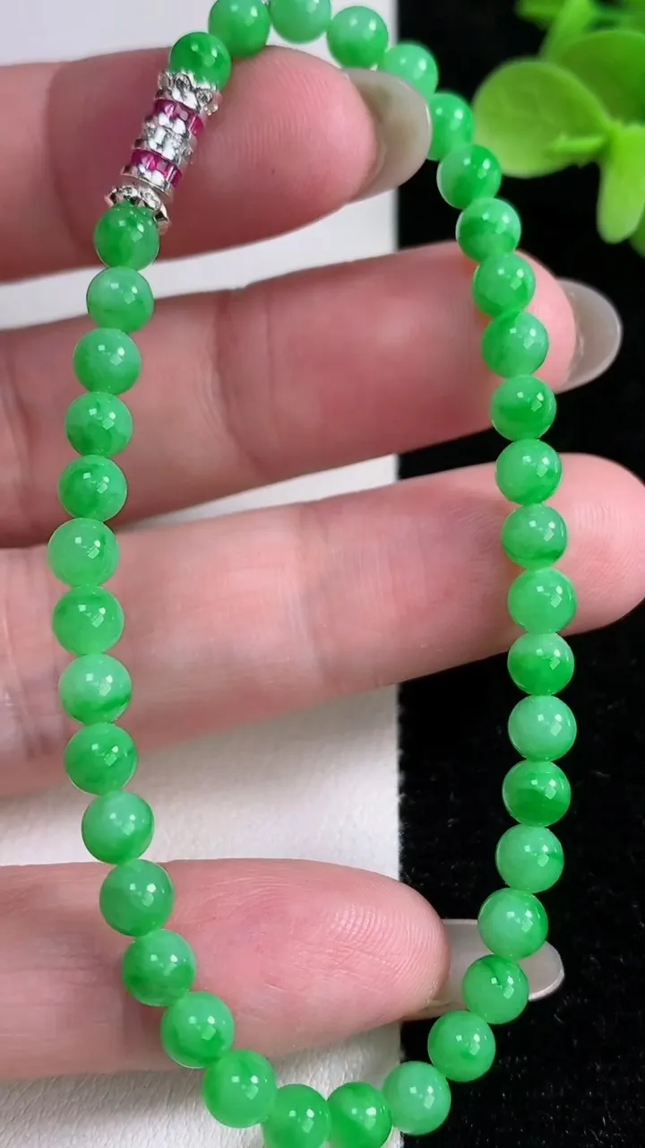 天然A货翡翠圆珠手串，尺寸4.3-38颗，重量:8.29g12月14日
工厂直销收藏佳品,种好水足，