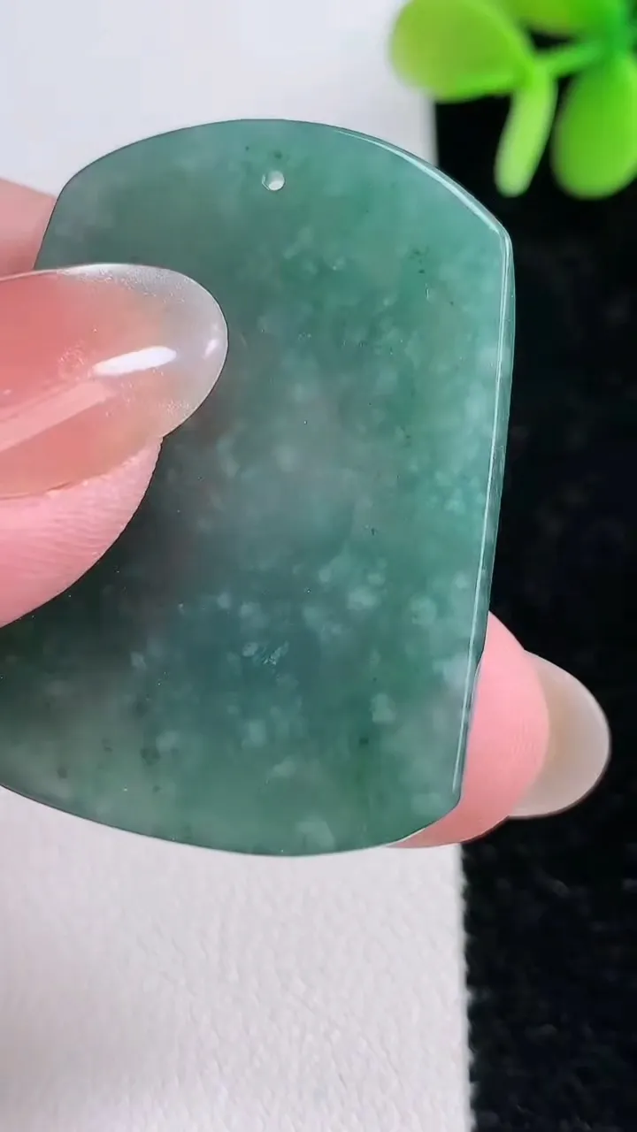 天然A货翡翠蓝水生肖牛吊坠，尺寸40-31.6-6，重:14.03g
12月14日