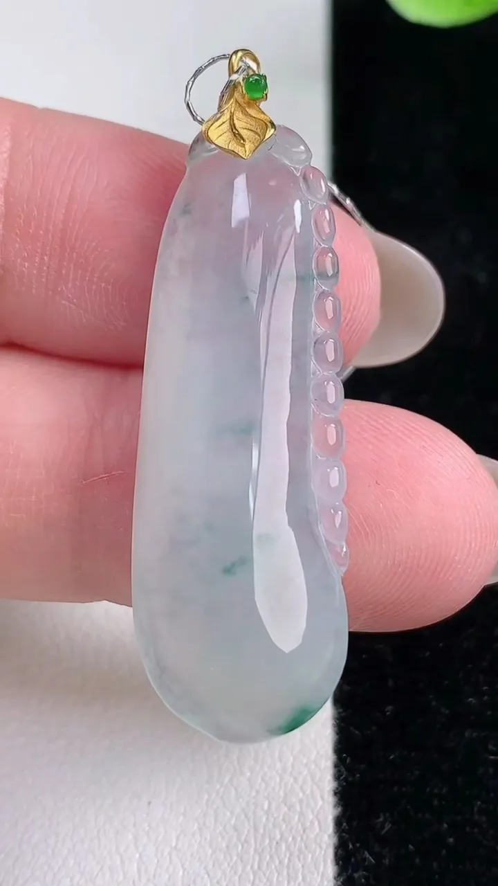 天然A货翡翠种飘花福瓜吊坠，尺寸39-13.5-5.2，重量:5.70g
12月14日