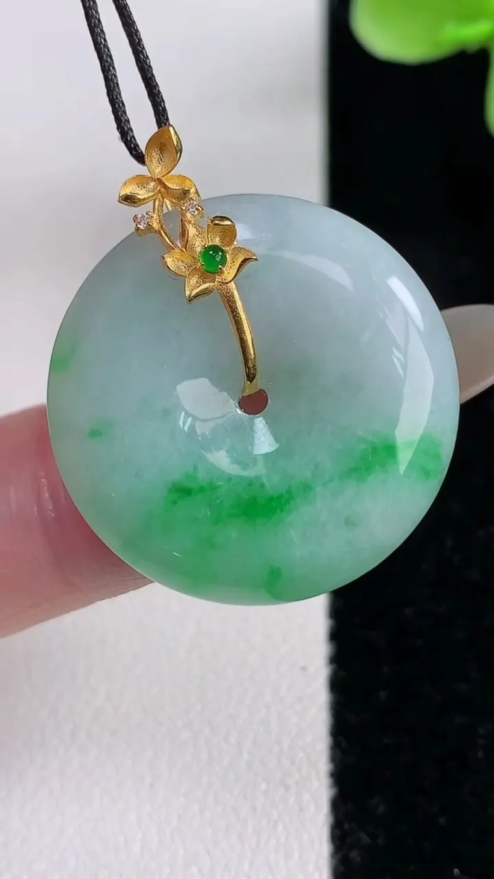 天然A货翡翠平安扣吊坠，尺寸25-5.2，重量:7.75g
12月14日