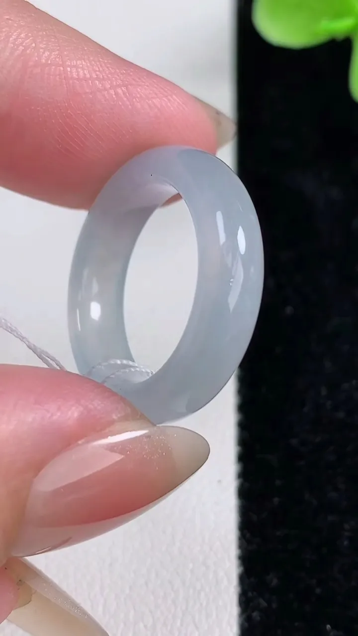 天然A货翡翠紫罗兰指环戒指，尺寸17.8-5.3-3.4，重量:4.02g2025年12月14日
工厂直销收藏佳品,种好水足，色泽均匀，有种有色，上手高大气！