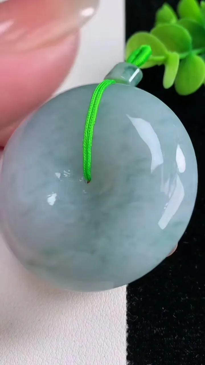 天然A货翡翠飘花平安扣吊坠，尺寸49-12，重量:62.63g
12月14日